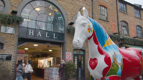 Bemalte-Skulptur-Eines-Pferdes-Vor-Der-Camden-Lock-Market-Hall-Im-Norden-Von-London,-Großbritannien-1